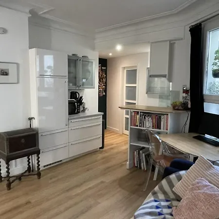 Cozy Nest Near Belleville Apartment